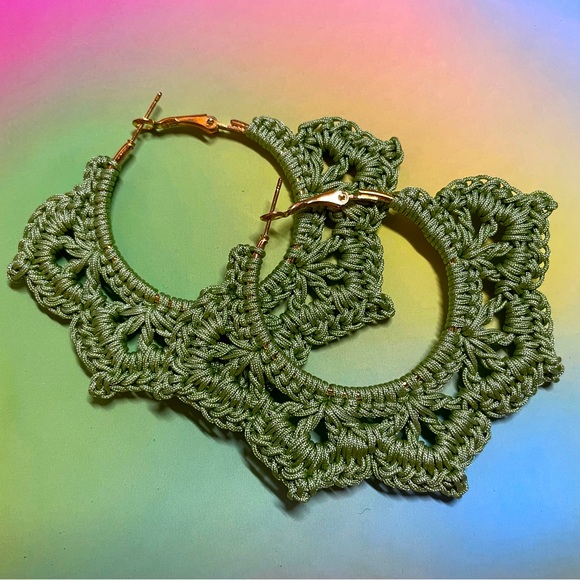 CROCHET FLORAL LACE HOOP EARRINGS- MATCHA - Picture 1 of 3